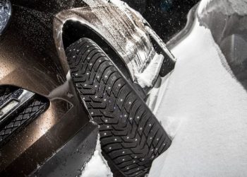 «Давно пора переобуться»: петербуржским водителям назвали самые опасные места города при гололеде