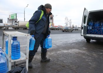 «Есть ли вред автовладельцу?»: Холодов об идее возвращения на прилавки омывайки с метиловым спиртом