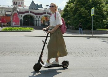 В МЧС разъяснили правила безопасного использования электросамокатов и моноколес