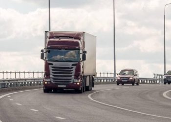 Как решить проблему повышенной аварийности из-за наплыва дальнобойщиков на восток России