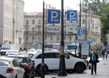 В Петербурге решили защитить дворы многоэтажек от игнорирующих платные парковки водителей