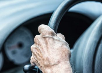 Эксперт назвал чрезмерной идею об ограничении срока действия прав для пожилых водителей