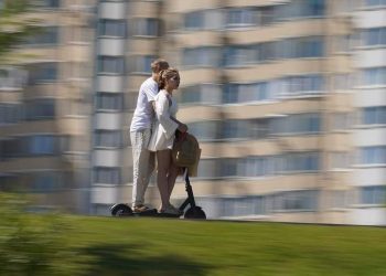 Пешим ходу: электросамокатчиков впишут в КоАП и начнут штрафовать