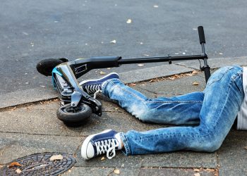 Электросамокатчиков хотят поставить перед выбором: экзамен на права или ограничение передвижения