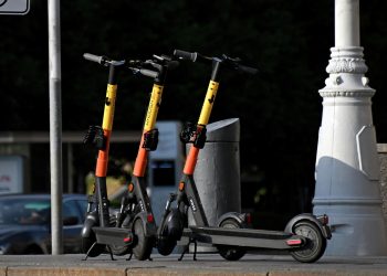 Более 7 тысяч аккаунтов пользователей электросамокатов заблокировали в Москве
