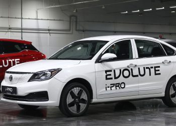 Мода в 220 вольт: о чём говорит рост спроса на электромобили в Петербурге