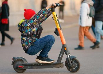 В ГИБДД Москвы призвали срочно запретить детям ездить на электросамокатах