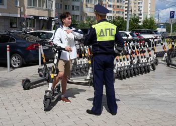Петербург открыл сезон слежки за самокатчиками